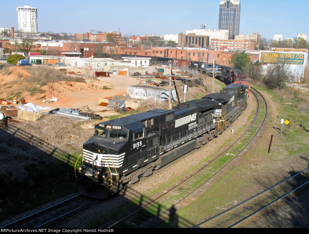 NS 9155 leads train 349 around the curve at Boylan